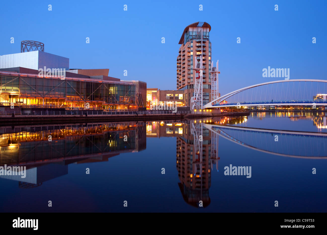 Ponte di Lowry accesa al crepuscolo, Lowry Theatre, Salford Quays, Greater Manchester, Inghilterra Foto Stock