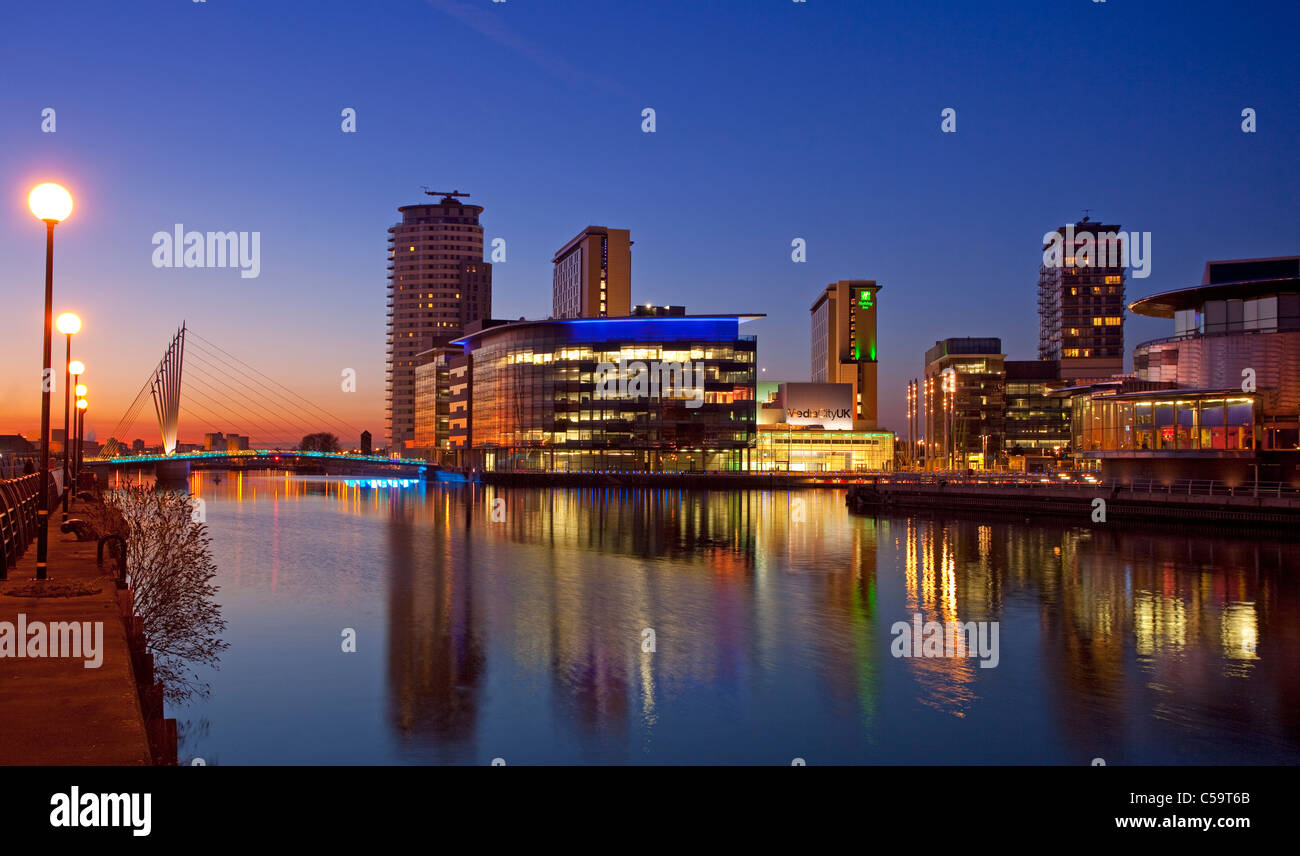 Media City e sospensione ponte illuminato al crepuscolo, Lowry Theatre, Salford Quays, Greater Manchester, Inghilterra Foto Stock