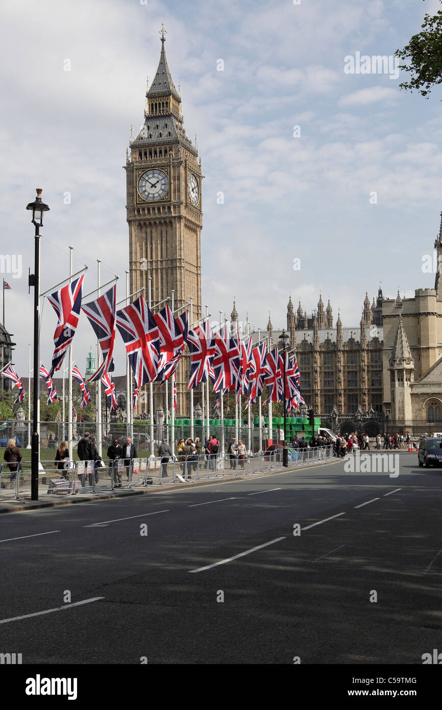 Il Royal Wedding,visto qui è la piazza del Parlamento con la Union Jack delicatamente le bandiere al vento e St Stephens Torre. Foto Stock
