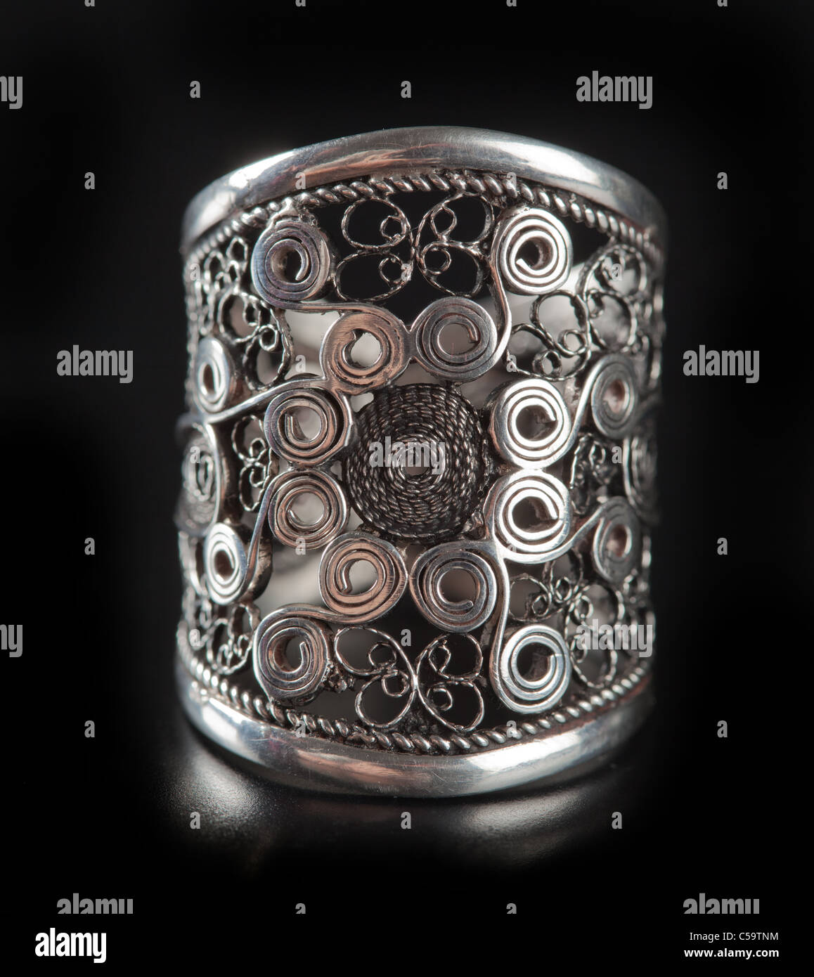 Argento elegante anello su sfondo nero Foto Stock