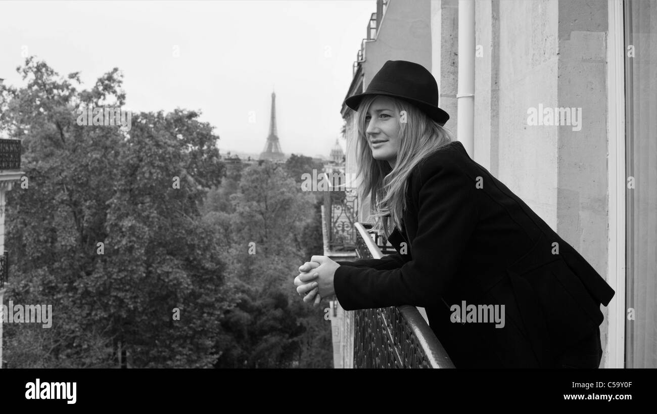 Giovane donna su un balcone con vista sul Jardin du Luxembourg. Parigi. Francia Foto Stock