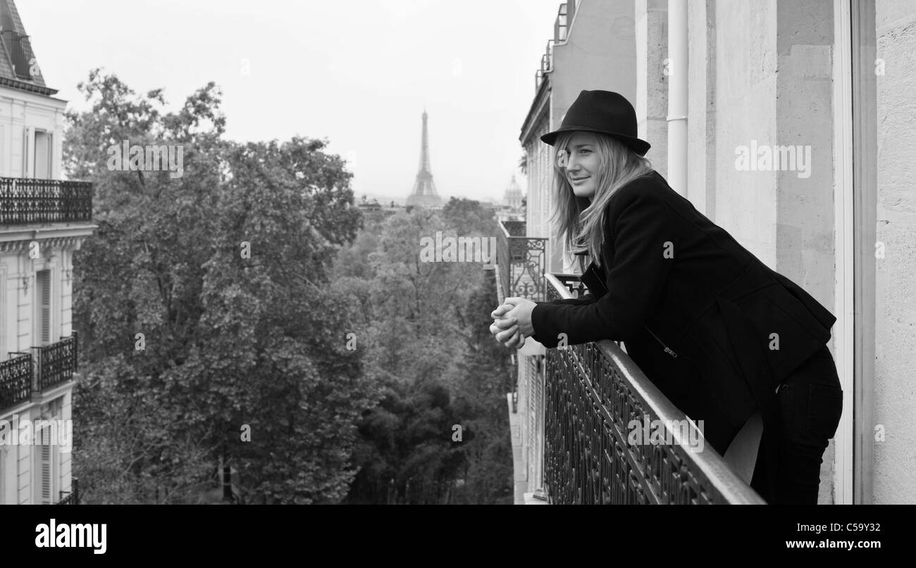 Donna sul balcone che si affaccia sul Jardin du Luxembourg. Parigi. Francia Foto Stock