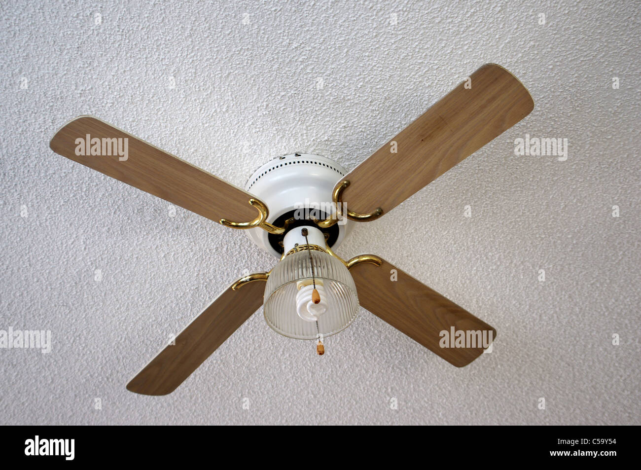 Ventilatore da soffitto con lampade a risparmio energetico. Foto Stock