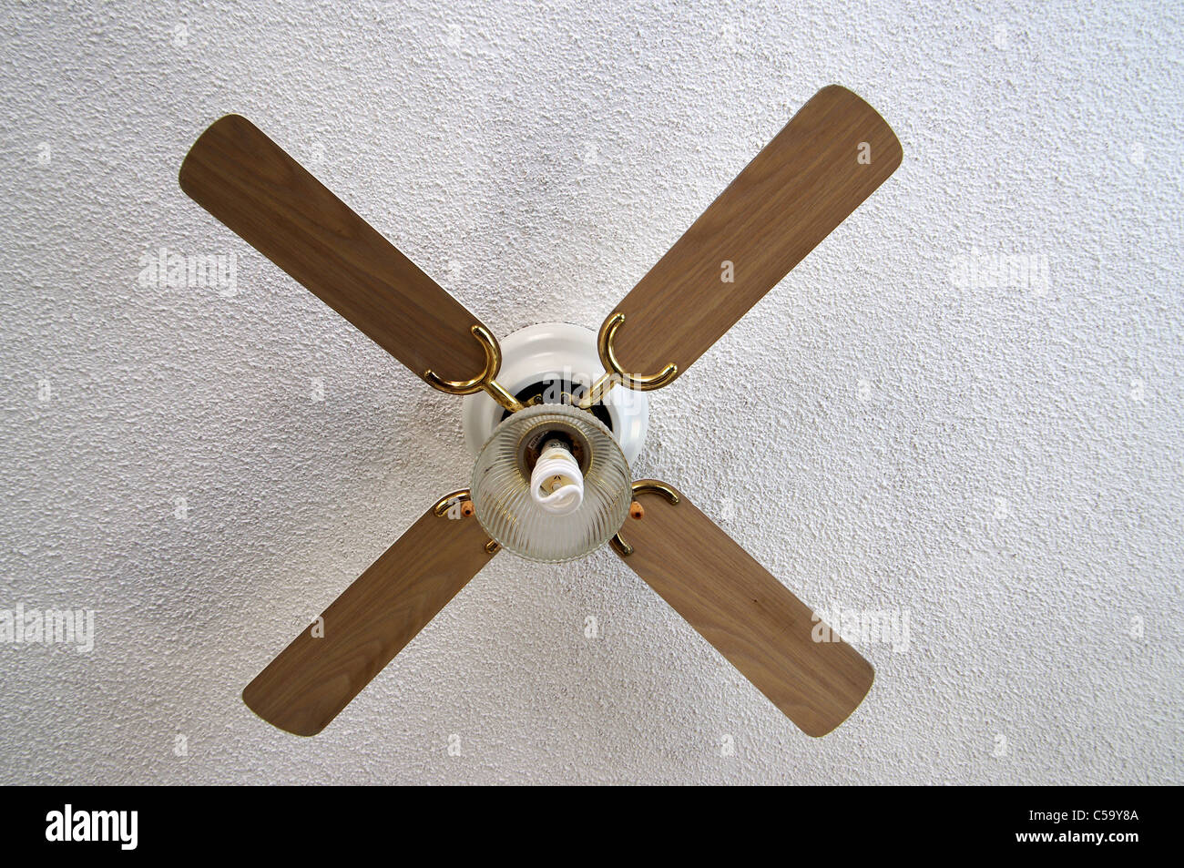 Ventilatore da soffitto con lampade a risparmio energetico. Foto Stock