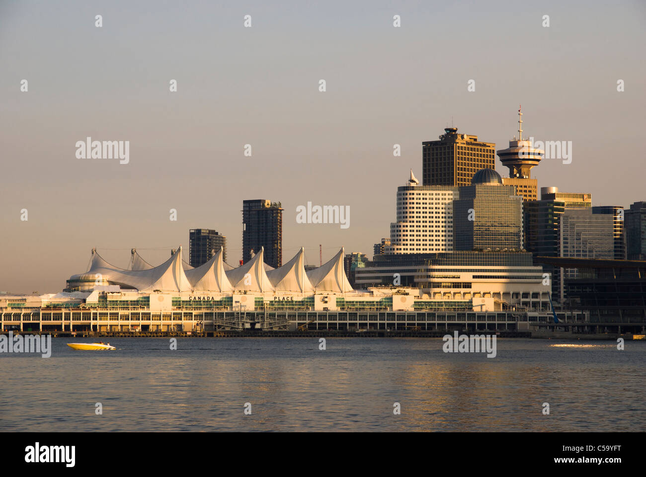 Lo skyline di Vancouver al tramonto Foto Stock