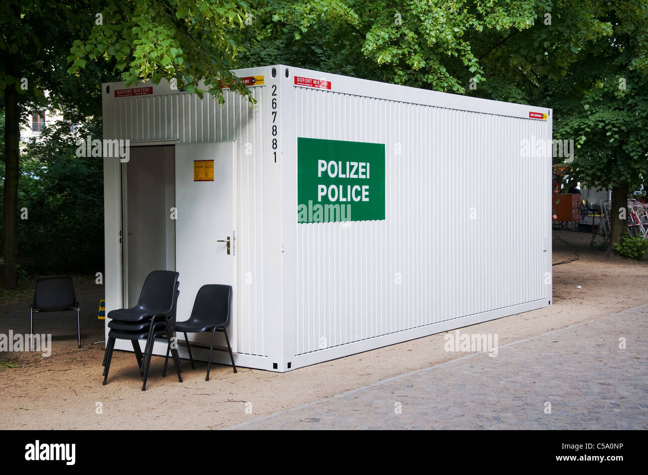Temporanea Ufficio polizia scatola contenitore in Berlino all evento di massa e demonstratsion in Tiergarten Foto Stock