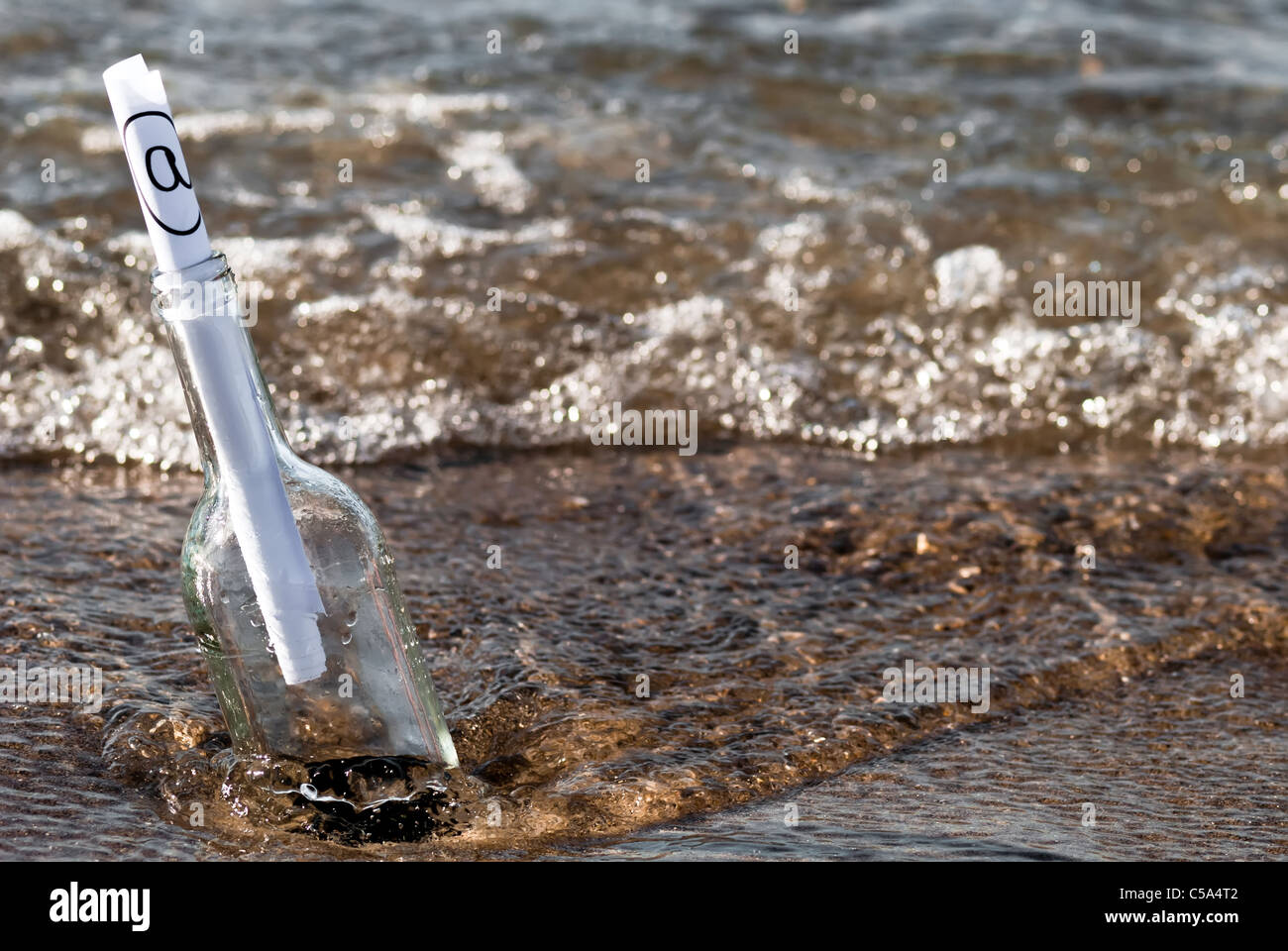 Un messaggio in una bottiglia con un a-sign in il limitatore di sovratensione Foto Stock