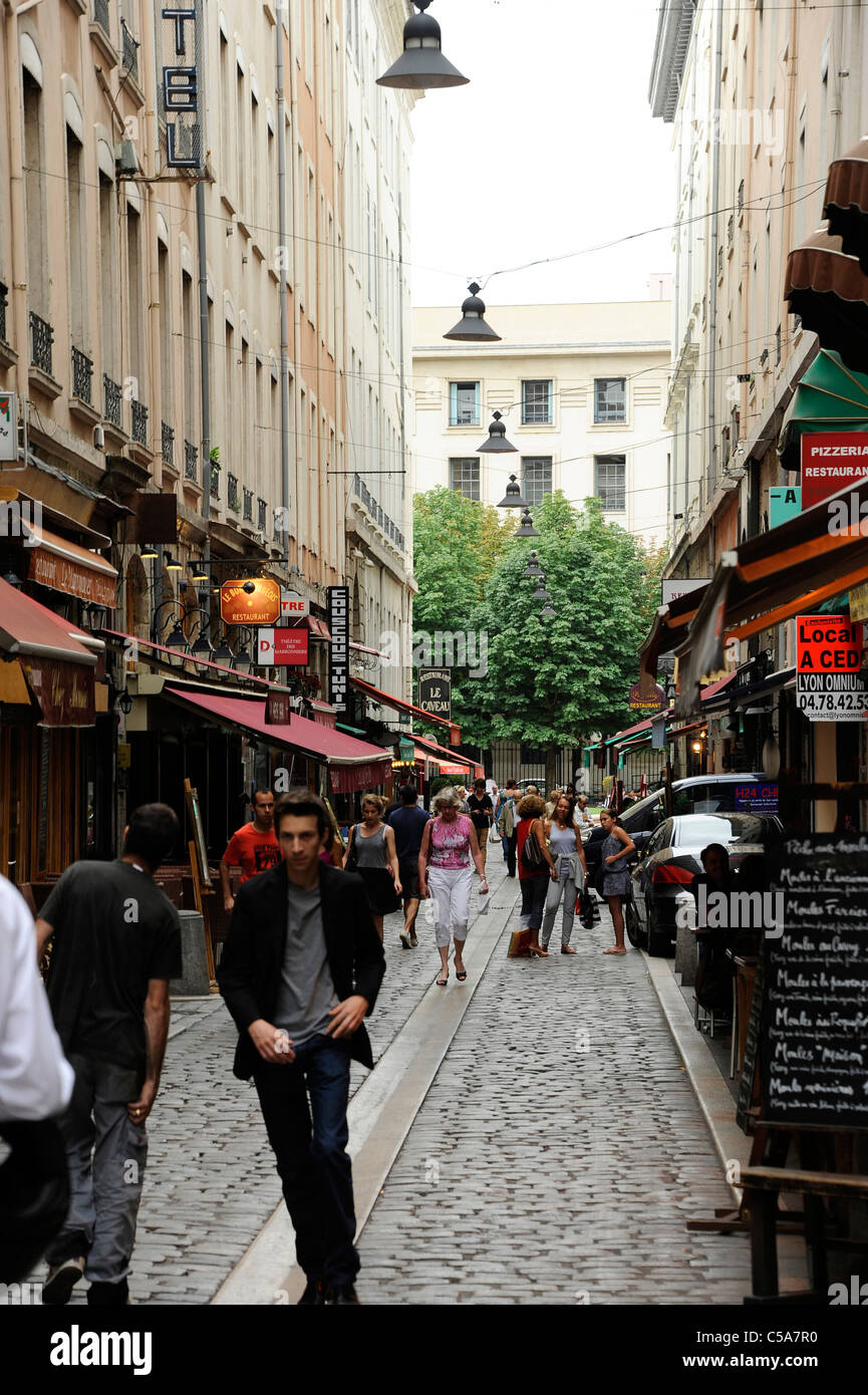 Strada stretta nella parte vecchia di Lione, Francia. Foto Stock