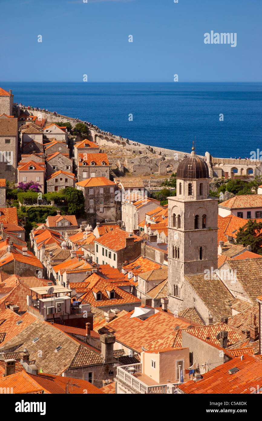 Tetti di colore arancione e il campanile della chiesa, Dubrovnik Dalmazia Croazia Foto Stock