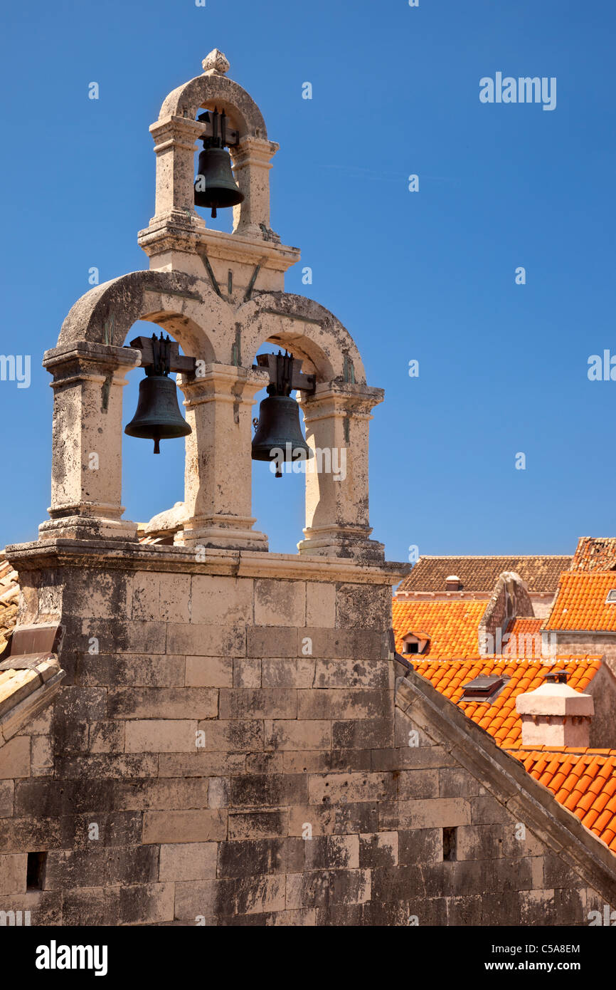 Campanile della chiesa di arancio e tetti di Dubrovnik Dalmazia Croazia Foto Stock