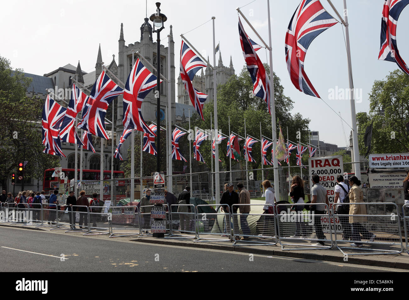 UNION JACK FLAG,visto qui in Piazza del Parlamento e dolcemente al vento,visto alla vigilia del Royal Wedding Day 2011. Foto Stock