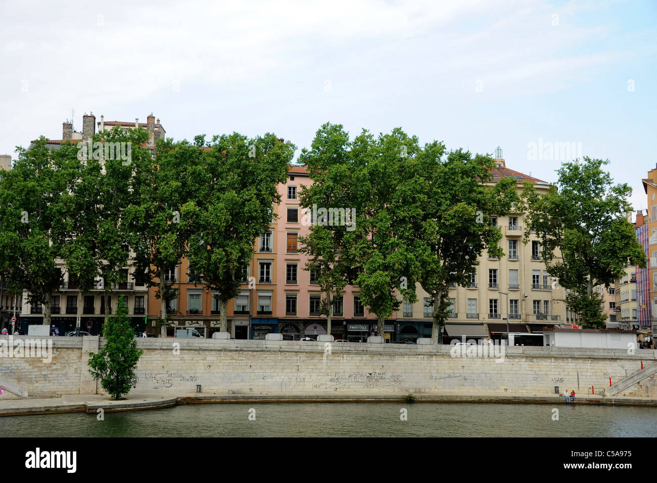 Fiume Saone viaggia attraverso la città di Lione, Francia. Foto Stock