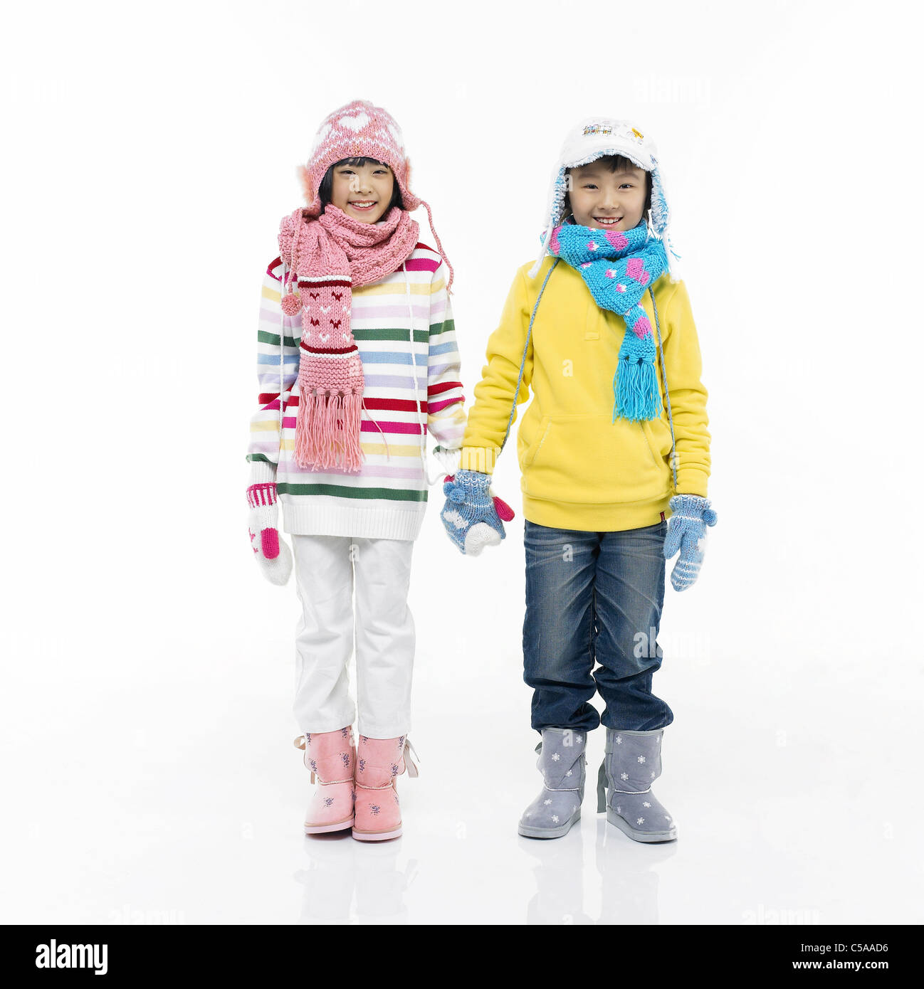 Ritratto di fratello e sorella di godere in abbigliamento invernale Foto Stock