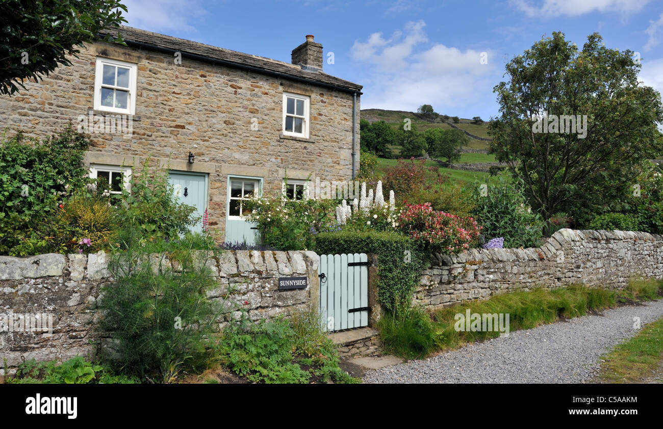 Inglese cottage di campagna e giardino, Swaledale, North Yorkshire, Inghilterra Foto Stock