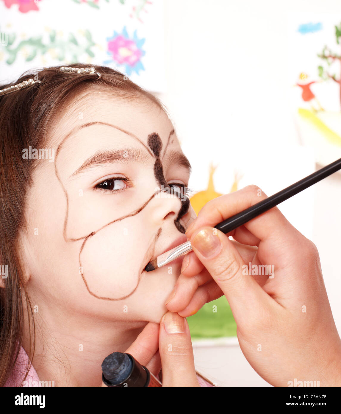 Bambino rendendo face painting. Foto Stock