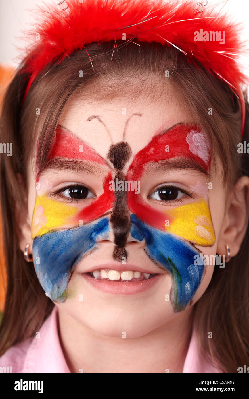Bambino rendendo face painting. Foto Stock