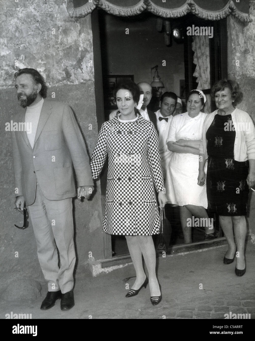 Richard Burton Lasciando Un Ristorante A Roma Con Elizabeth Taylor Nel 1961 Foto Stock Alamy