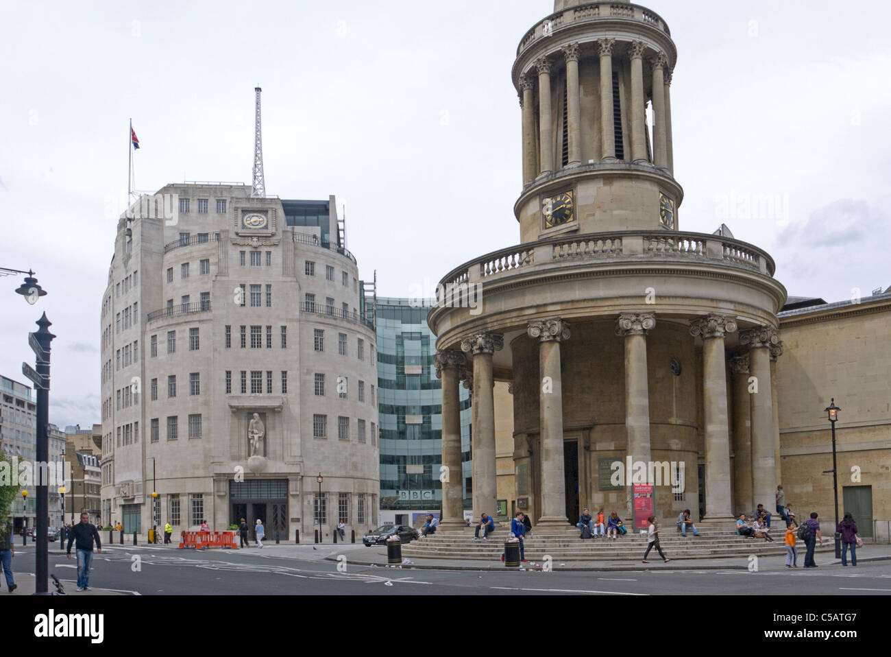 Broadcasting House e tutte anima la Chiesa Langham Place London Inghilterra England Foto Stock