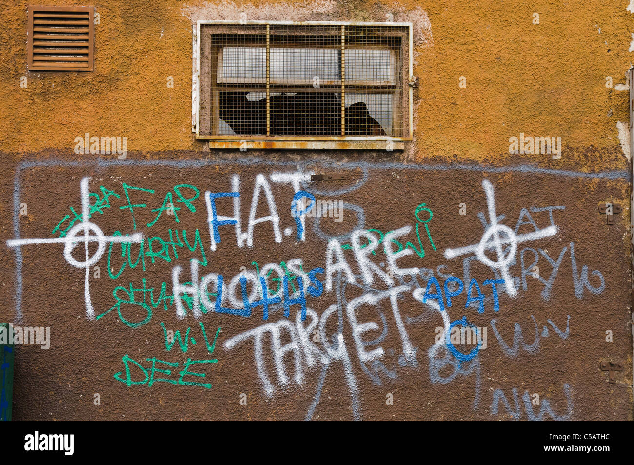 Settarie graffiti su un muro a Belfast " cappe sono obiettivi' ('cappe' sono i giovani cattolici, ragazzi e giovani provenienti da aree povere) Foto Stock