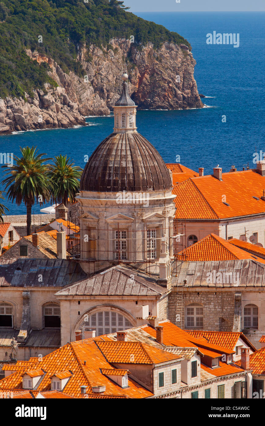 Tetti di colore arancione e la cupola della cattedrale di Dubrovnik, Dubrovnik Dalmazia Croazia Foto Stock