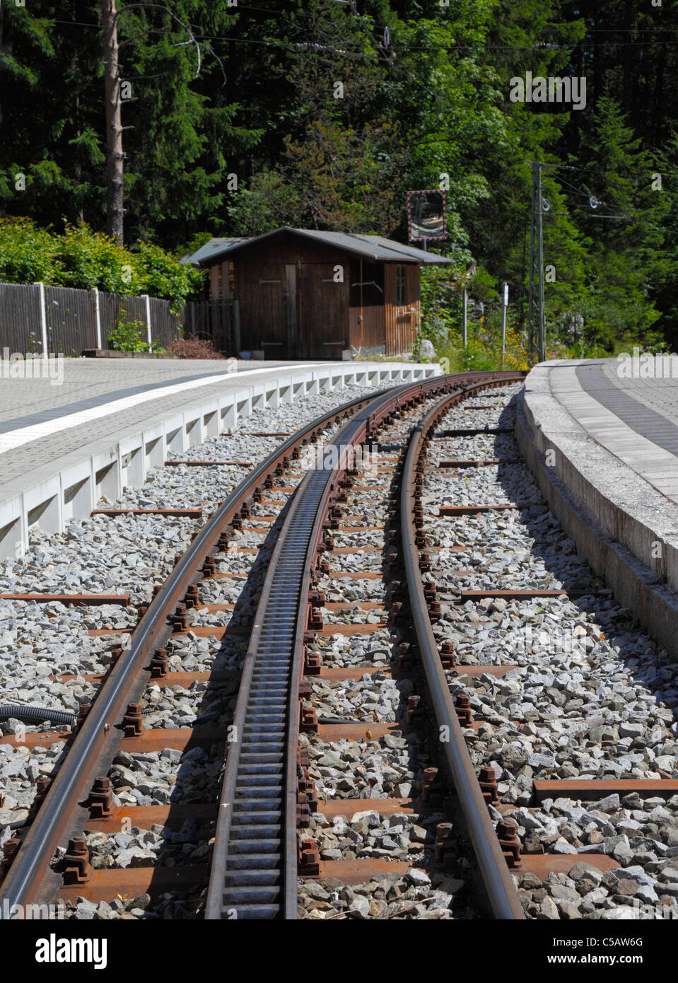 Un pignone e cremagliera ferroviaria. (Ferrovia a cremagliera, Cog Railway). Linea ferroviaria con una dentatura a cremagliera. Questa è la Bayerische Zugspitzbahn. Foto Stock