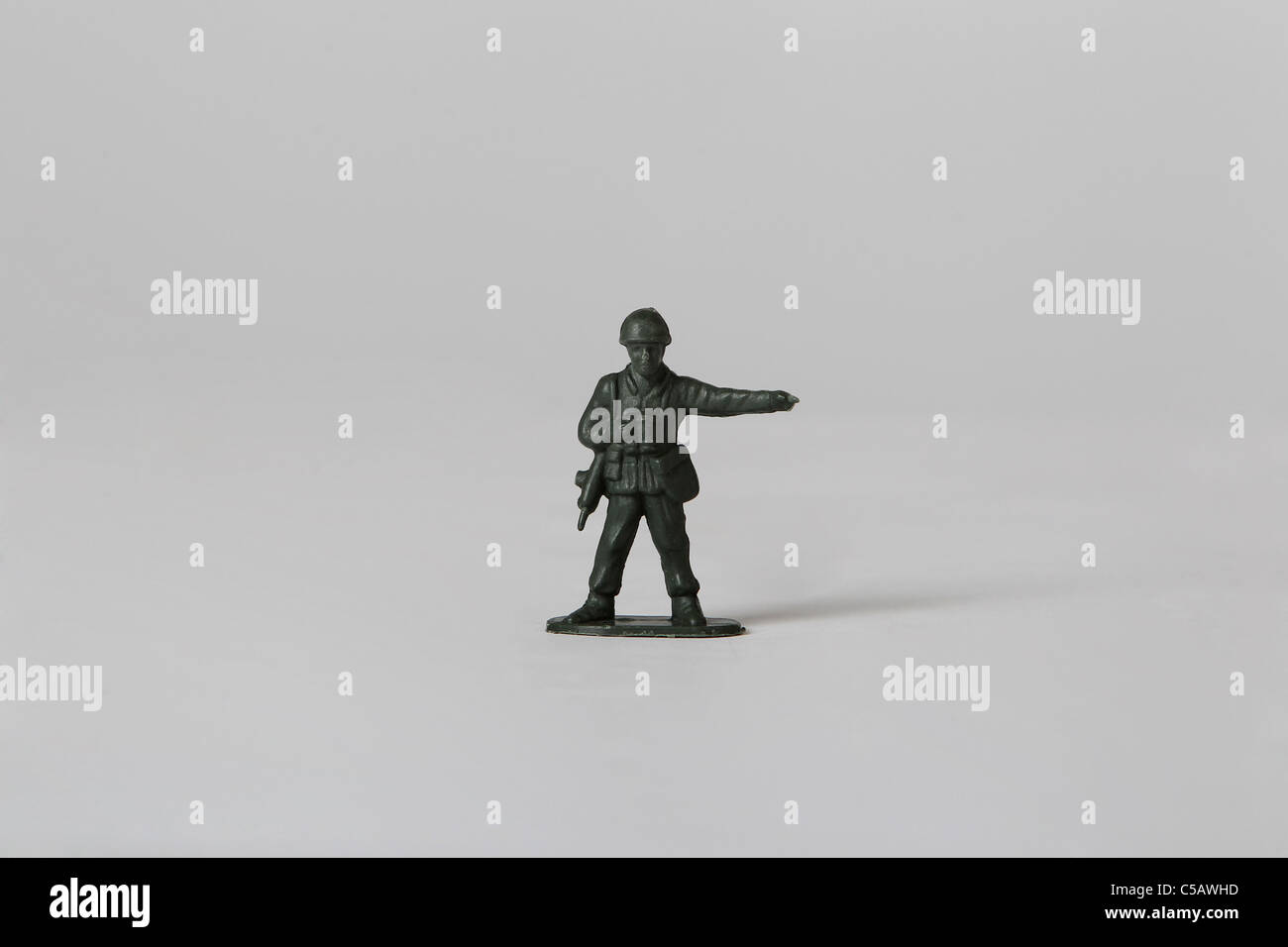 Studio shot di un gruppo di piccole verde giocattolo di plastica soldati. Foto Stock