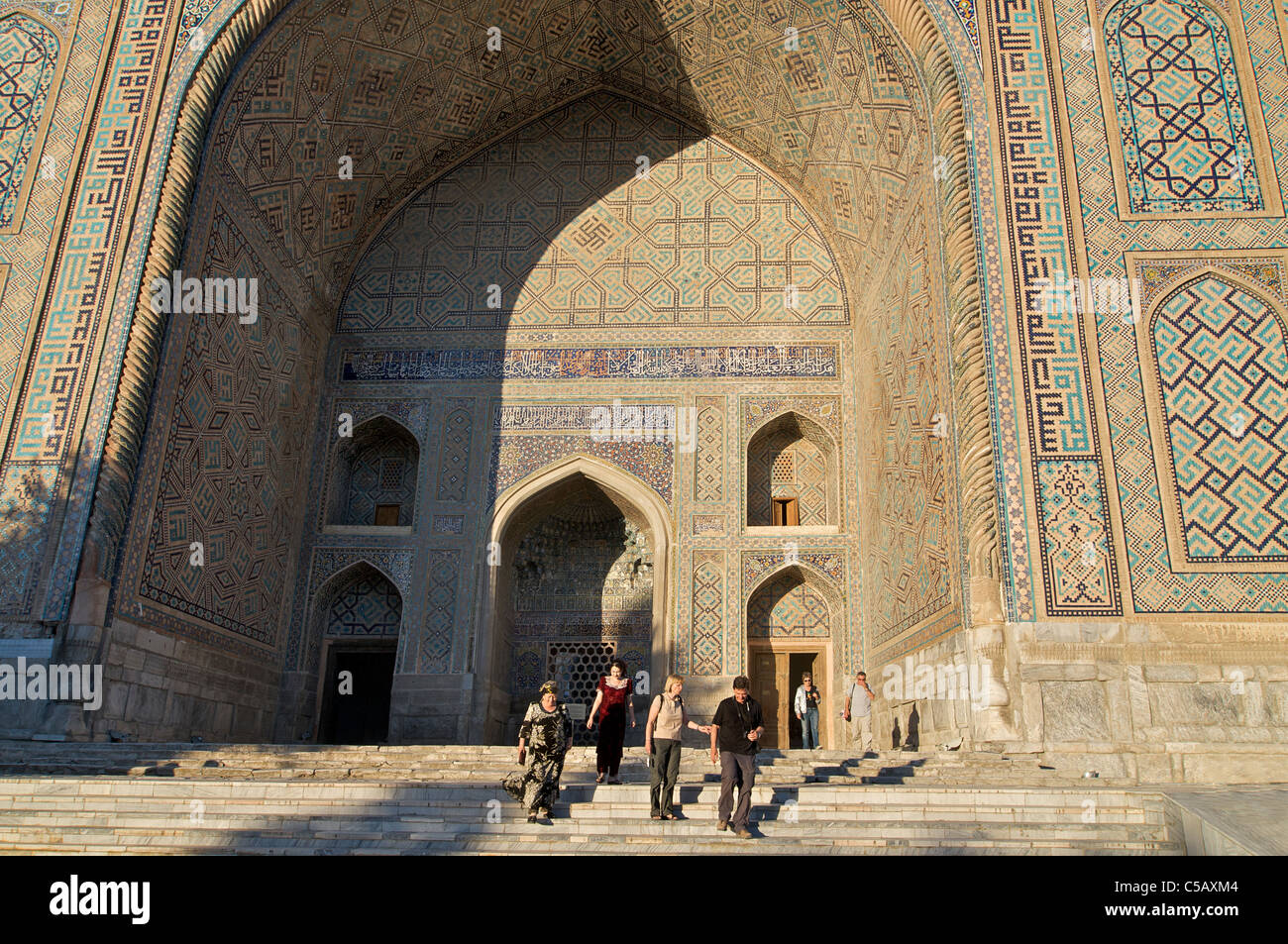 Portico di Sher Dor madrasa sulla piazza Registan, Samarcanda, Uzbekistan Foto Stock