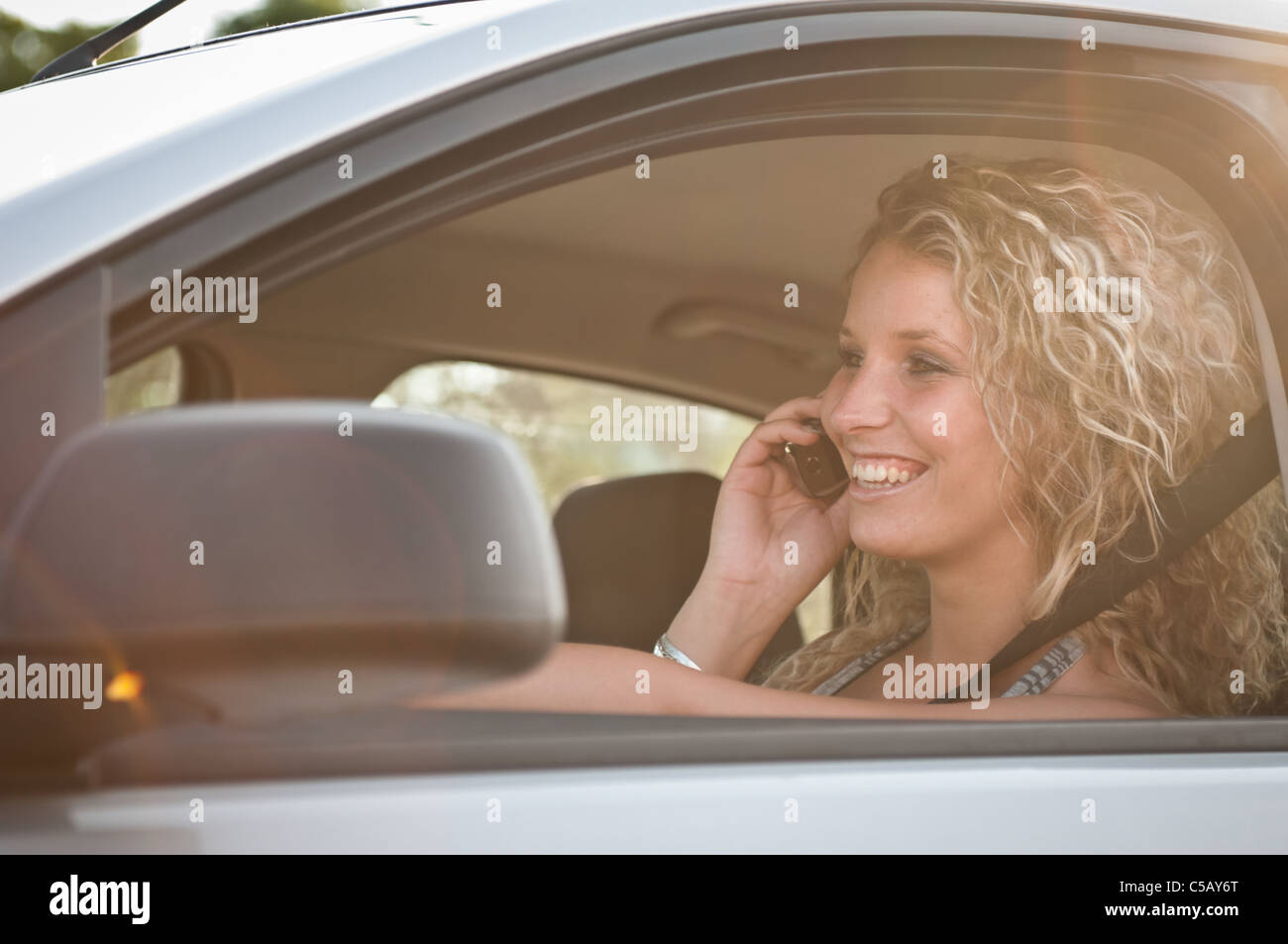 Ritratto di giovane donna sorridente auto pilotaggio Foto Stock