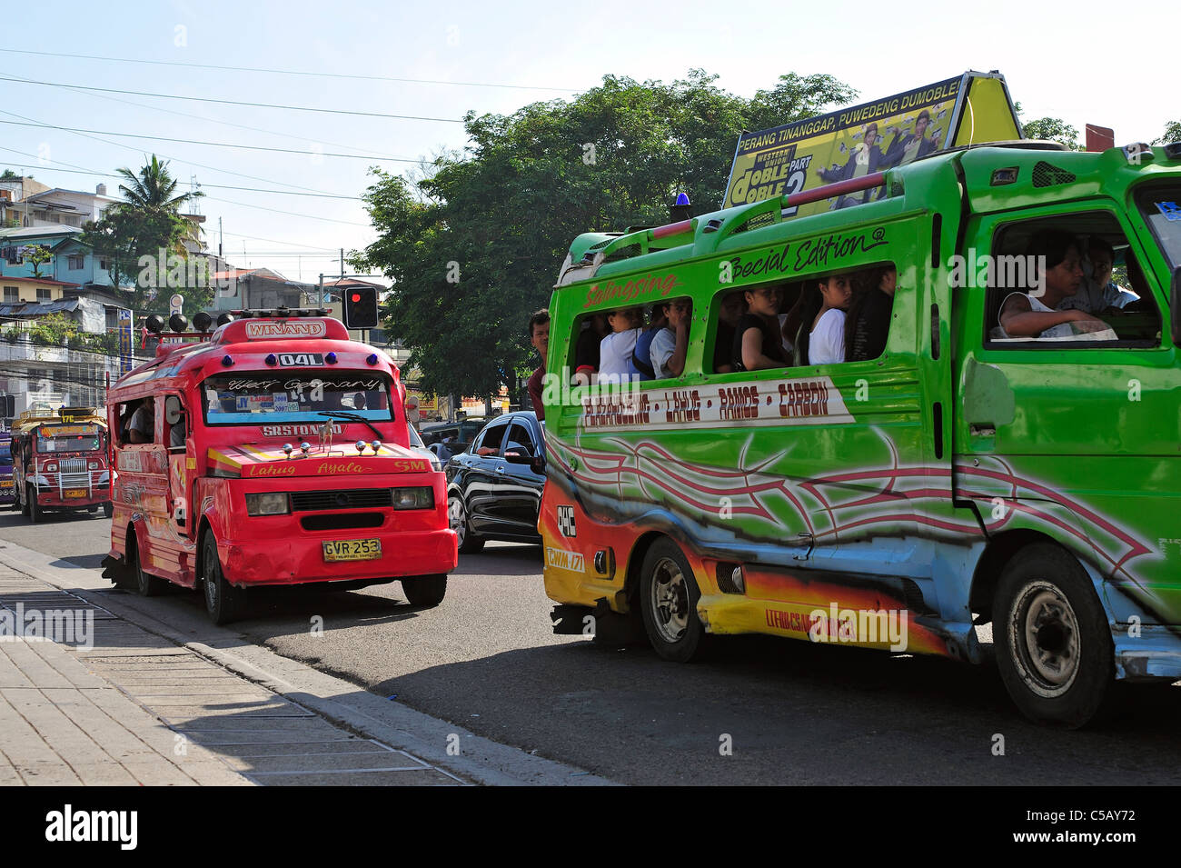 Jeepneys correndo per il centro città Foto Stock