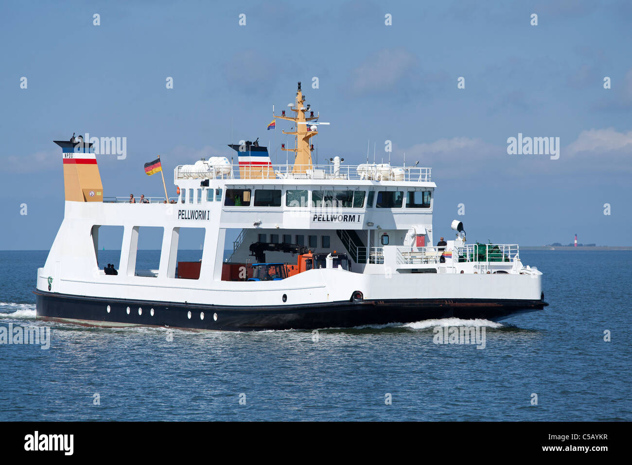 Pellworm-Ferry in avvicinamento al porto di Strucklahnungshoern sulla penisola di Nordstrand, Schleswig-Holstein, Germania Foto Stock