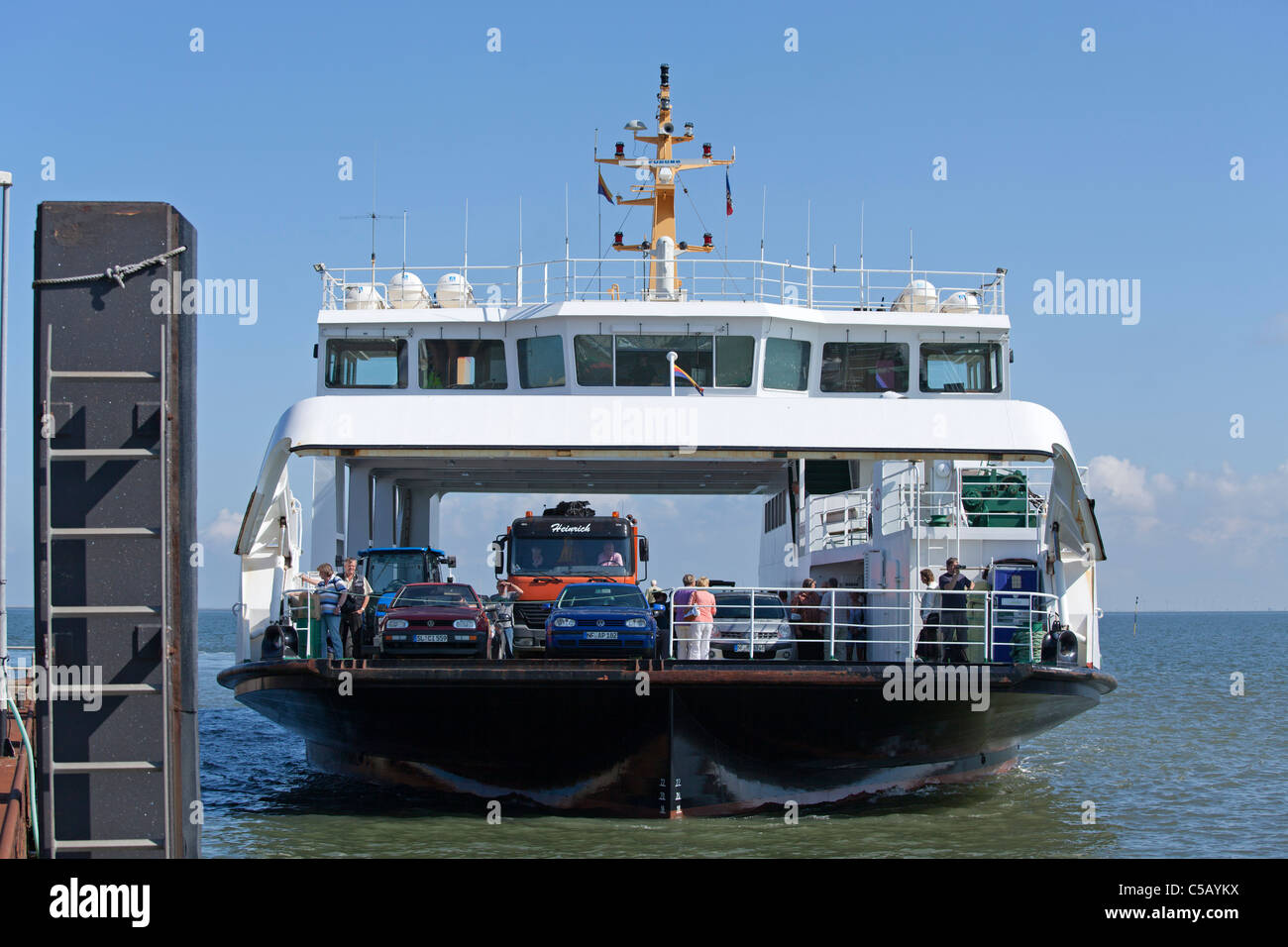Pellworm-Ferry entrando nel porto di Strucklahnungshoern sulla penisola di Nordstrand, Schleswig-Holstein, Germania Foto Stock