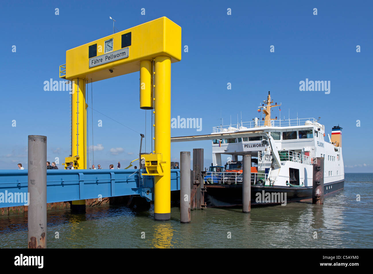 Pellworm-Ferry presso il porto di Strucklahnungshoern sulla penisola di Nordstrand, Schleswig-Holstein, Germania Foto Stock