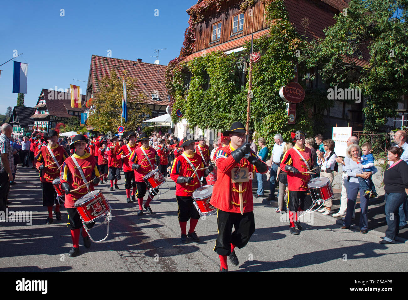 Festa popolare con bande di ottone, festa del raccolto e festival del vino, Sasbachwalden, Foresta Nera, Baden-Wuerttemberg, Germania Foto Stock