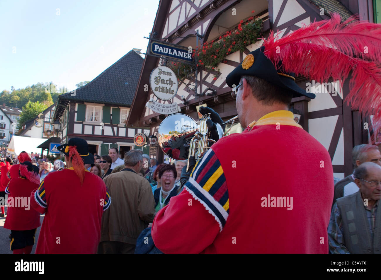 Festa popolare con bande di ottone, festa del raccolto e festival del vino, Sasbachwalden, Foresta Nera, Baden-Wuerttemberg, Germania Foto Stock