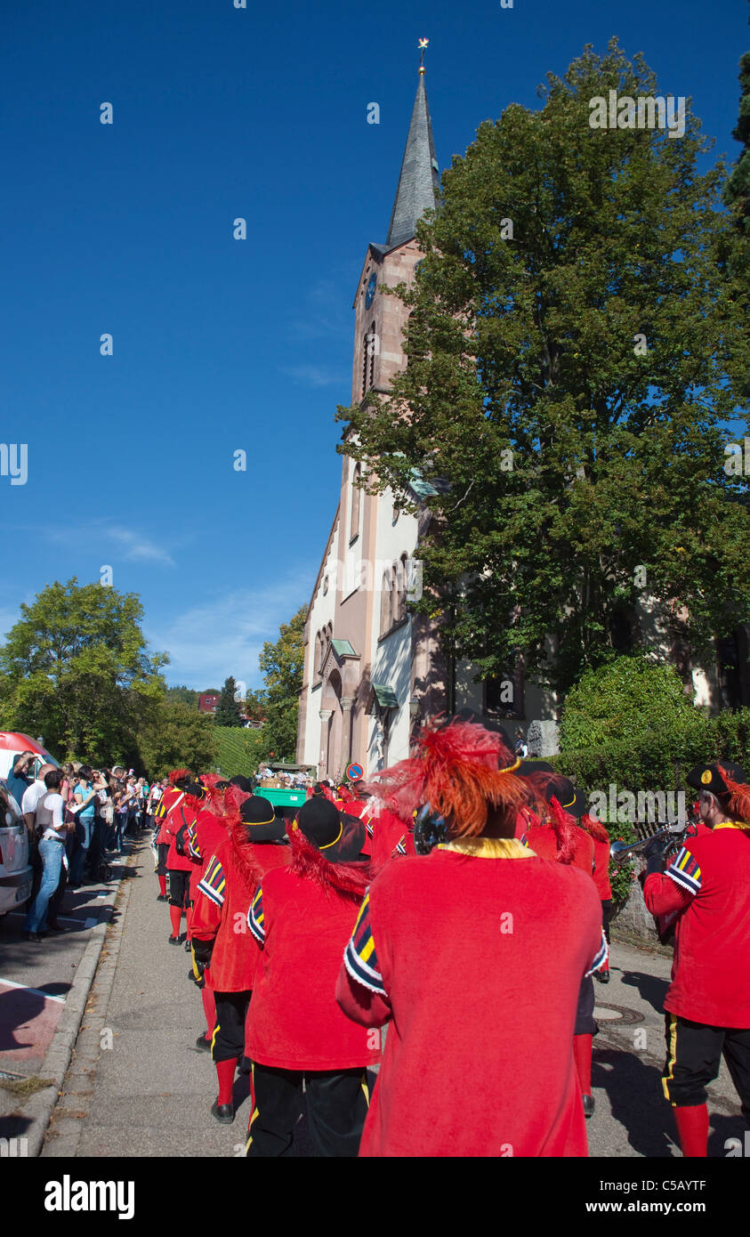 Festa popolare con bande di ottone, festa del raccolto e festival del vino, Sasbachwalden, Foresta Nera, Baden-Wuerttemberg, Germania Foto Stock