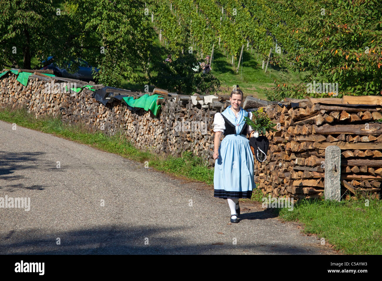 Donna con abiti tradizionali della foresta nera a Vineyards, Sasbachwalden, North Black Forest, Black Forest, Baden-Wuerttemberg, Germania, Europa Foto Stock