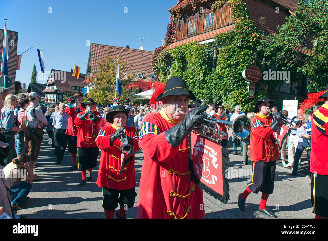 Festa popolare con bande di ottone, festa del raccolto e festival del vino, Sasbachwalden, Foresta Nera, Baden-Wuerttemberg, Germania Foto Stock