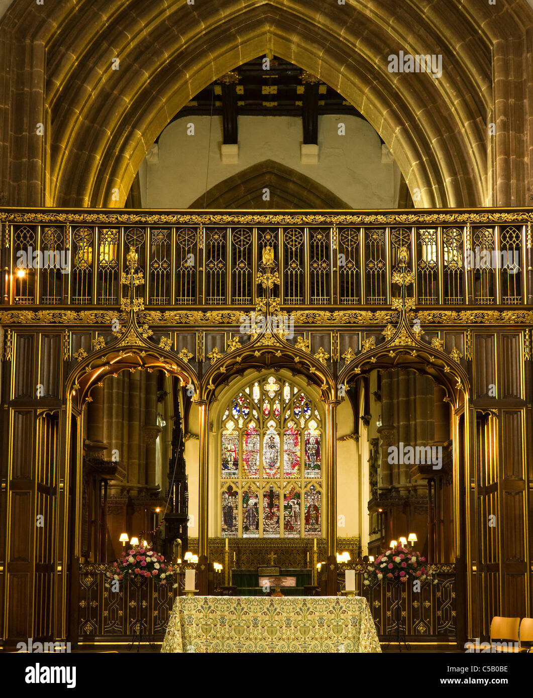 Ornate intagliato e dorato oro coro ligneo schermo, cattedrale di Leicester, Leicester, England, Regno Unito Foto Stock