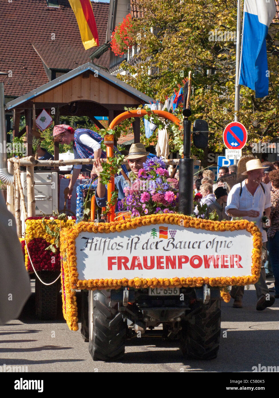 Festumzug, Erntedankfest und Weinfest a Sasbachwalden Schwarzwald, Harvest Festival, la Giornata del Ringraziamento, foresta nera Foto Stock