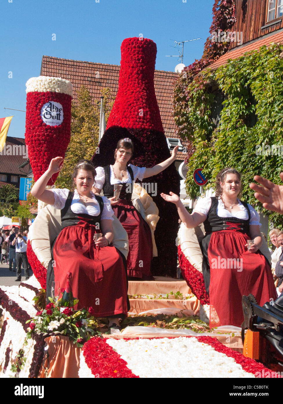 Regina del vino al festival del raccolto, giorno del Ringraziamento, Sasbachwalden, Foresta Nera, Baden-Wuerttemberg, Germania, Europa Foto Stock