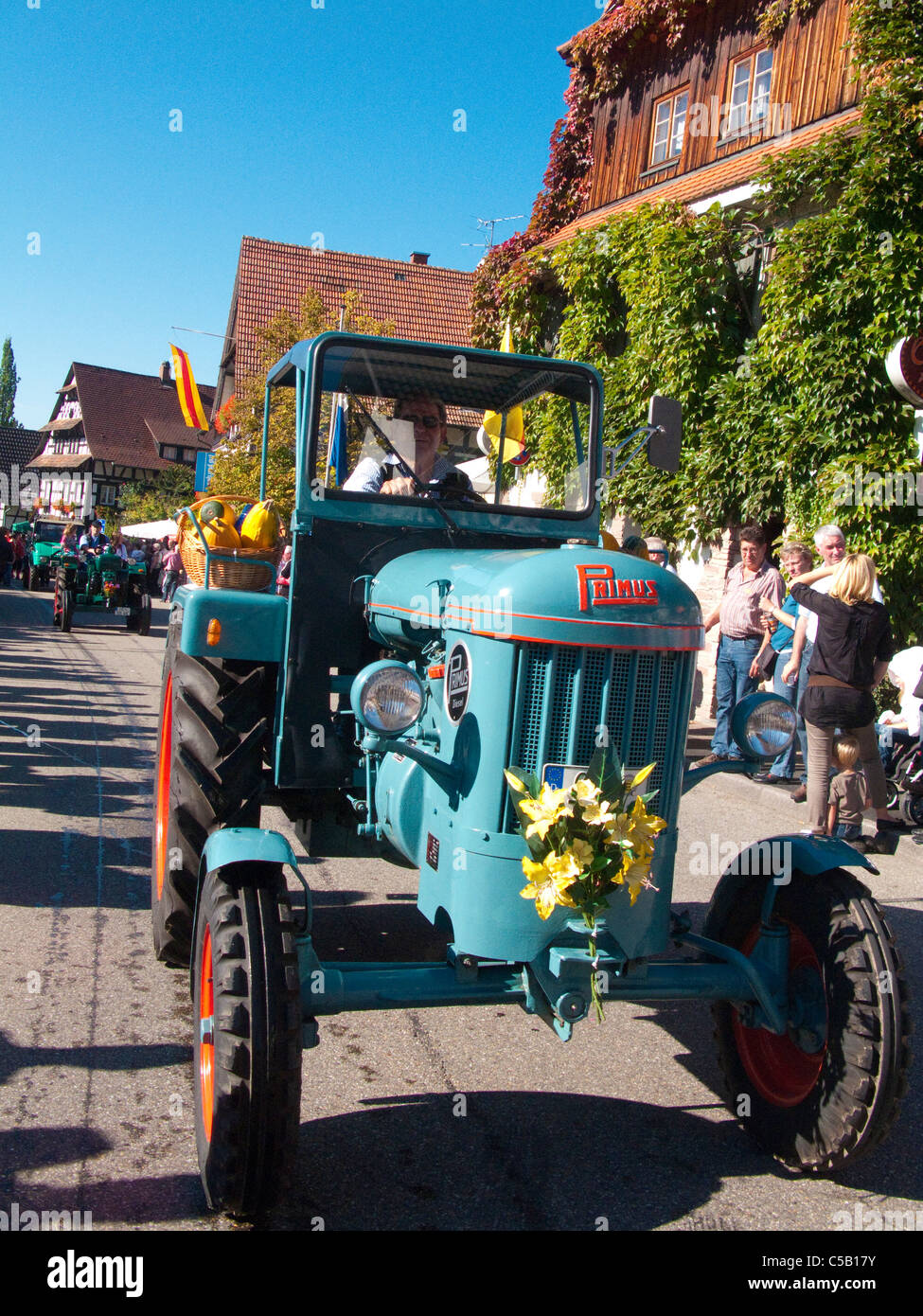 Vecchio trattore al galleggiante, festa del raccolto al giorno del Ringraziamento, Sasbachwalden, Foresta Nera, Baden-Wuerttemberg, Germania, Europa Foto Stock