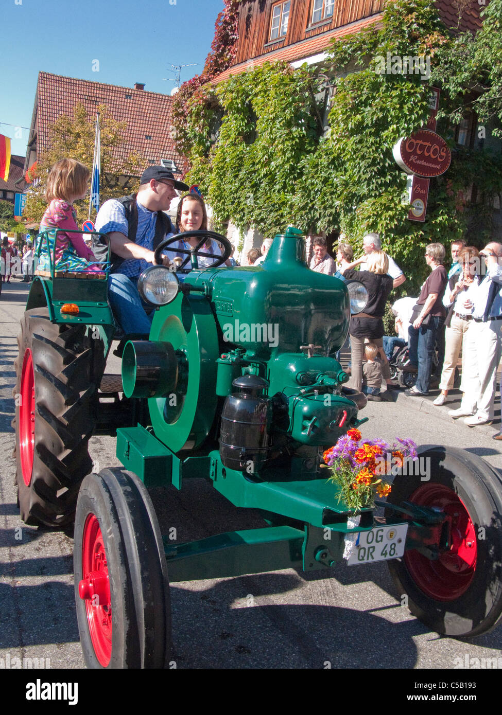 Vecchio trattore al galleggiante, festa del raccolto al giorno del Ringraziamento, Sasbachwalden, Foresta Nera, Baden-Wuerttemberg, Germania, Europa Foto Stock