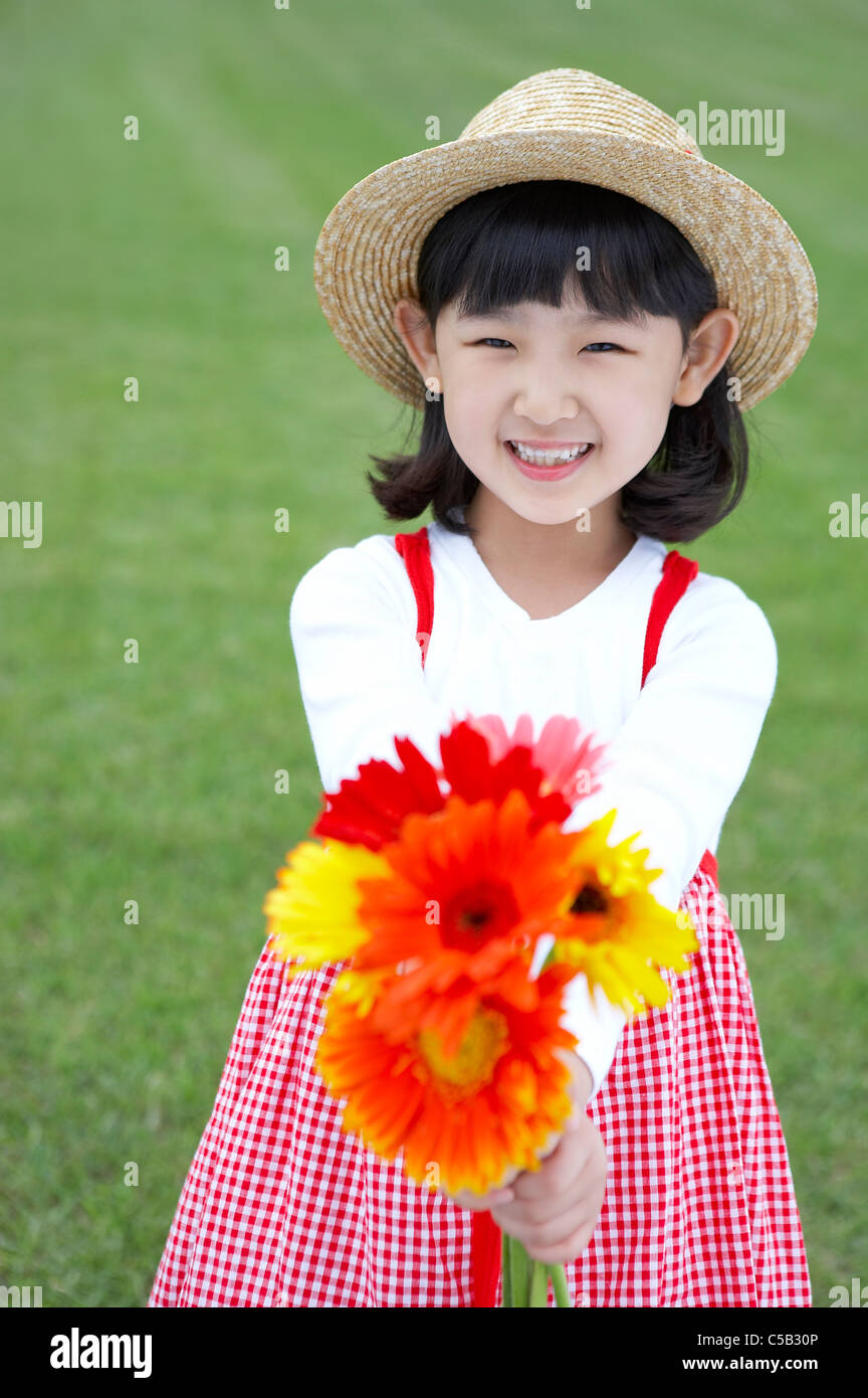 Ritratto di ragazza con mazzo di fiori Foto Stock