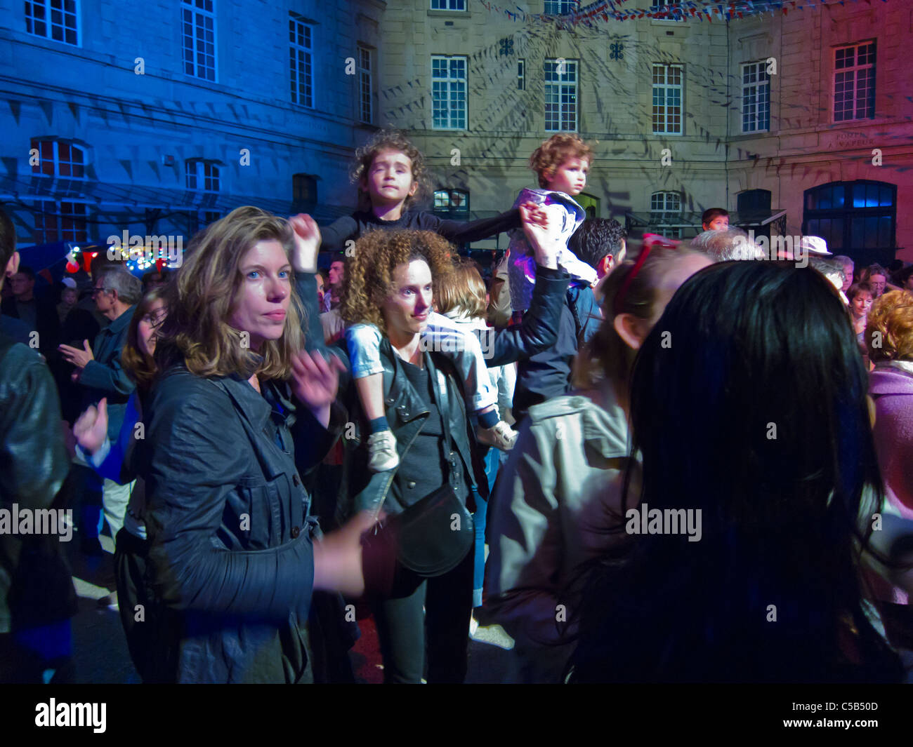 Parigi, Francia, folla di famiglie francesi, donne, celebrazione della giornata nazionale, "14 luglio" alla tradizionale danza dei pompieri, Festa della Bastiglia, Foto Stock