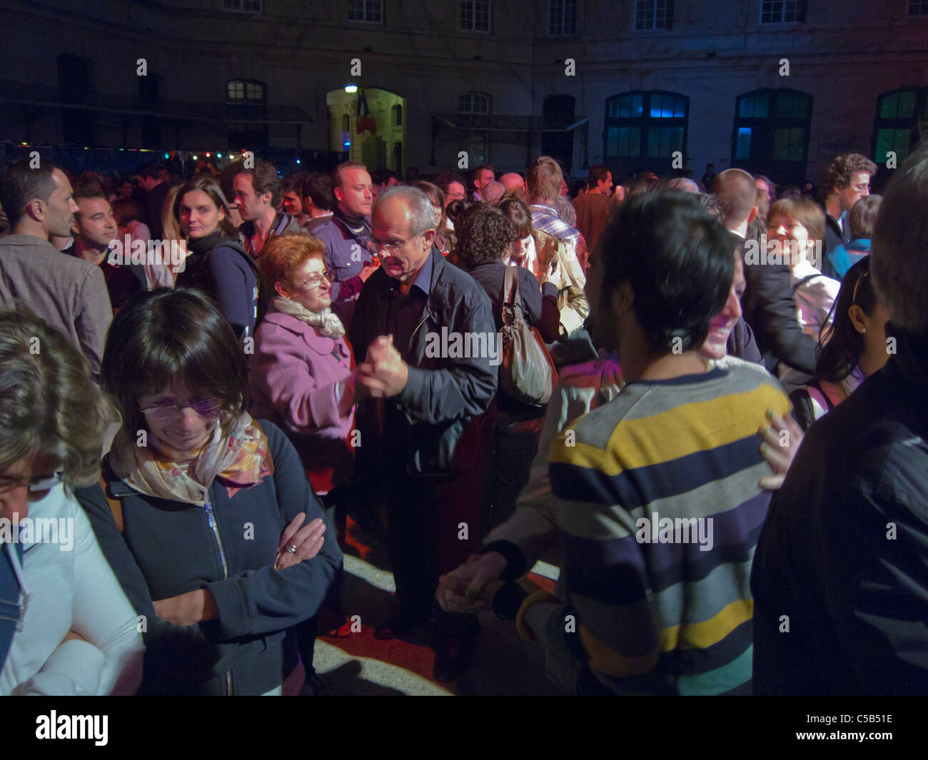 Parigi, Francia, folla francese che festeggia il giorno della Bastiglia Nazionale, 14 luglio al campo da baseball dei pompieri, notte Foto Stock