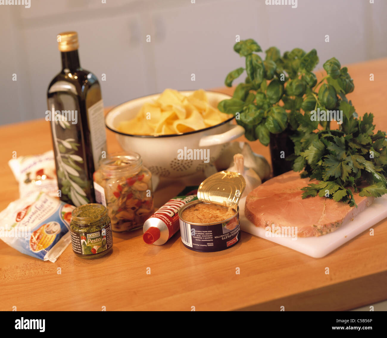 Ancora la cucina italiana ingredienti et al.: Pasta, tonno, pomodoro, basilico, olio d'oliva, il formaggio mozzarella Foto Stock