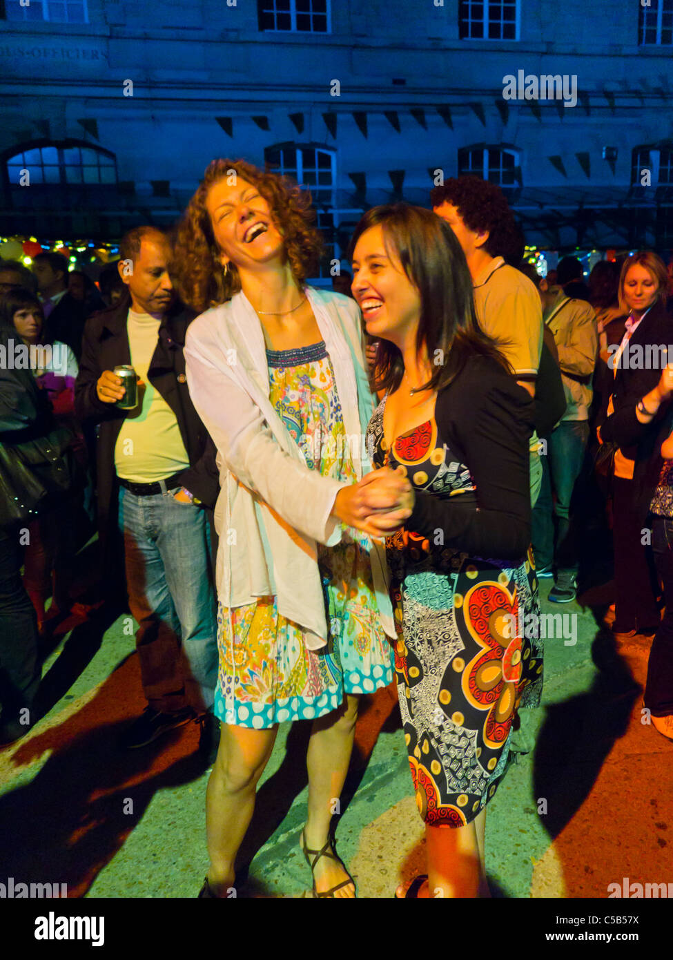 Parigi, Francia, French Women Friends, folla che celebra la giornata Nazionale, il 14 luglio, alla Firemen's Dance, la Bastiglia Day, Street style, france Celebrate Foto Stock