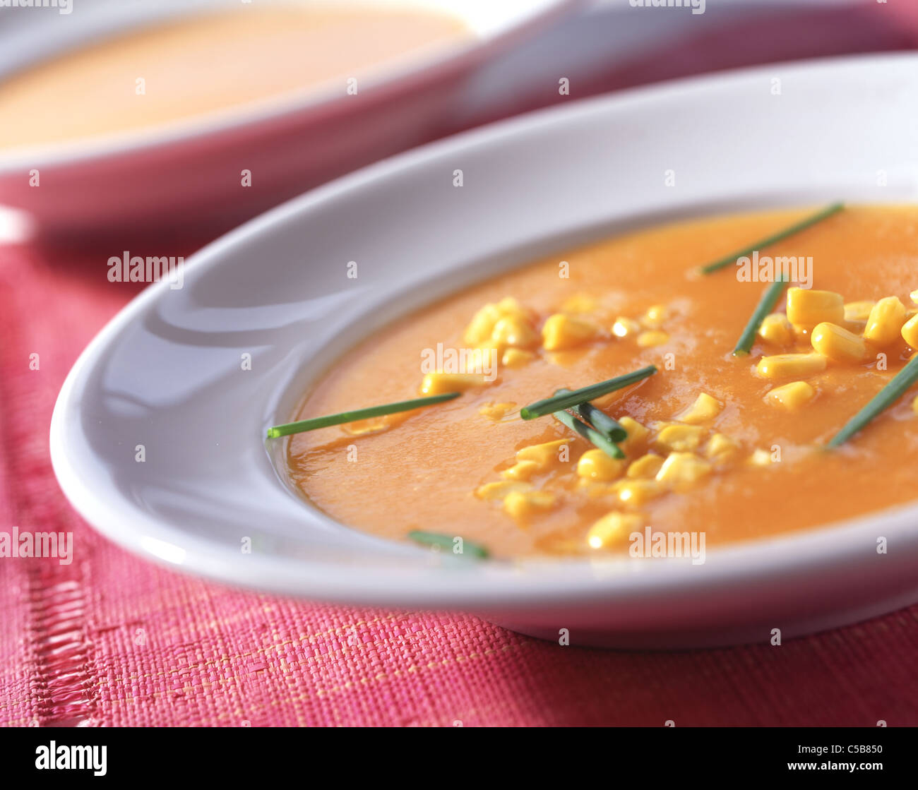 Zuppa di zucca con mais e peperoncino Foto Stock