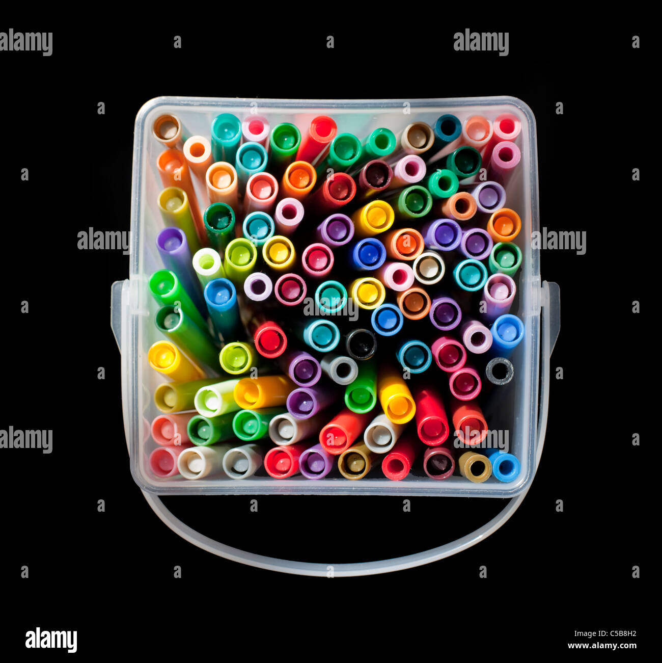 Contenitore di plastica piena di colorati punta in feltro penne Foto Stock