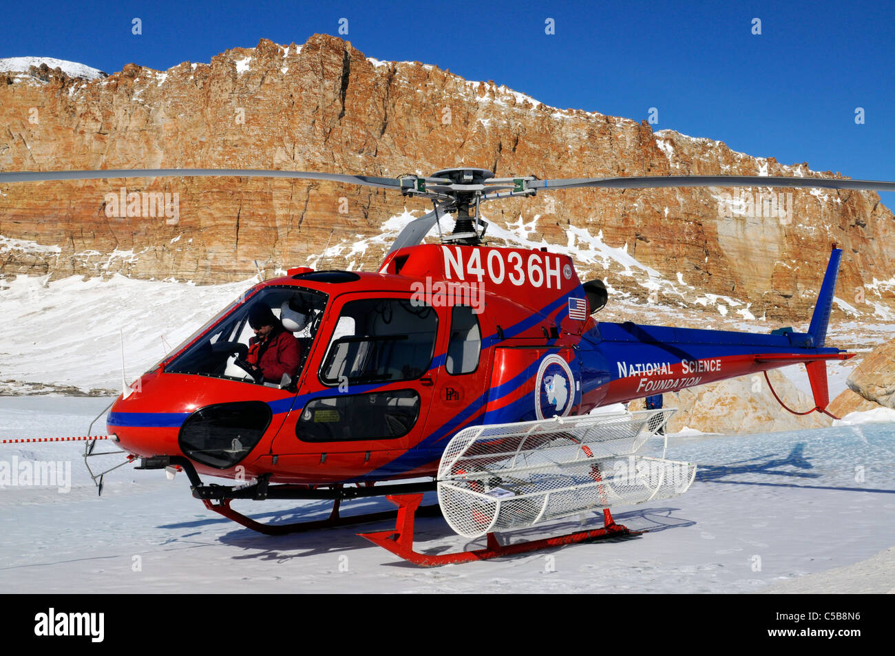 Elicottero a corazzata promontorio McMurdo aride vallate Antartide Foto Stock